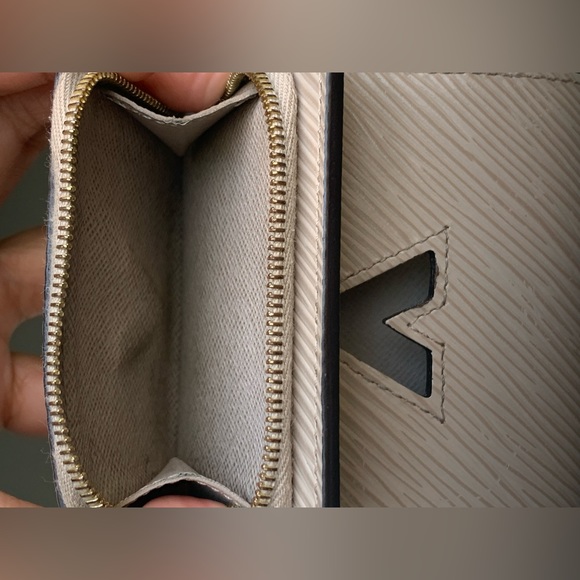 Louis Vuitton Twist Compact Wallet In Epi
leather (galet tone) - Picture 14 of 16